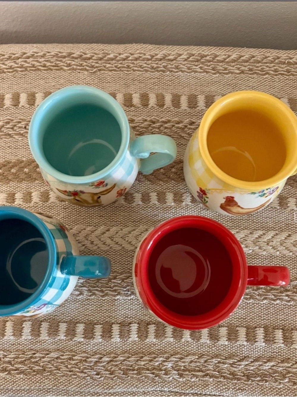 Pioneer Woman Chandelier Mug Tree and 4 Novelty Gingham Stoneware Mugs-5 Pieces - Picture 8 of 12